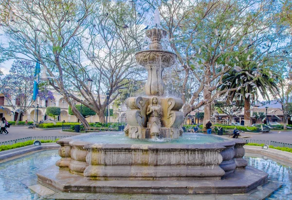 Ciudad de Guatemala, Guatemala, 25 de abril de 2018: Vista al aire libre de la fuente en la Plaza Mayor en la ciudad de Antigua Guatemala —  Fotos de Stock