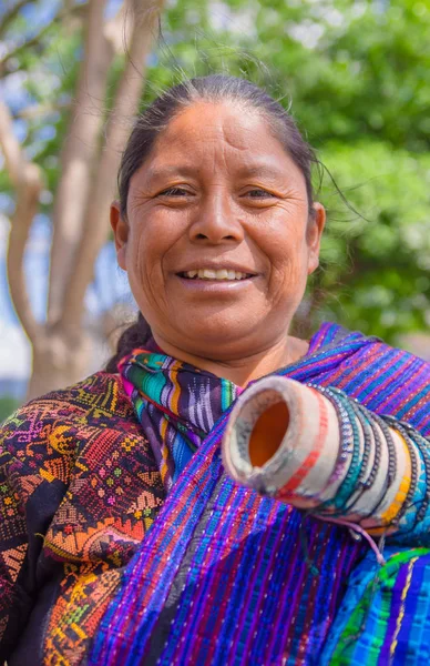 Ciudad de Guatemala, Guatemala, April, 25, 2018: Portrait of Indigenous Mayan market women sell handicrafts to international tourists in the streets and parks in antigua city — Stock Photo, Image