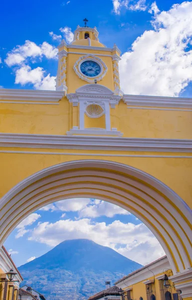Ciudad de Guatemala, Guatemala, 25 aprile 2018: Il famoso arco del centro della città di Antigua insieme al vulcano agua all'orizzonte, vista attraverso l'arco — Foto Stock