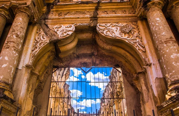 Ciudad de Guatemala, Guatemala, April, 25, 2018: uitzicht op de ruïnes van de oude kathedraal van Antigua Guatemala met metalen hek in de deur, Unesco Wereld cultureel erfgoed — Stockfoto