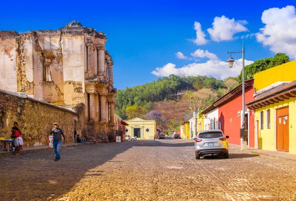 Ciudad de Guatemala, Guatemala, 25 de abril de 2018: Pessoas não identificadas andando pelas ruas pedregosas de Antigua Guatemala, a cidade histórica de Antígua é Patrimônio Mundial da UNESCO — Fotografia de Stock