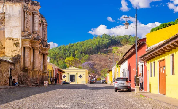 Ciudad de Guatemala, Guatemala, 25 aprile 2018: Persone non identificate che camminano per le strade lastricate di Antigua Guatemala, la città storica Antigua è patrimonio dell'umanità dell'UNESCO — Foto Stock