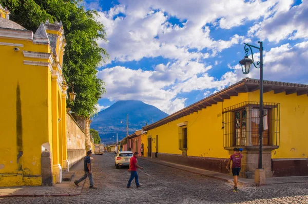 Ciudad de Guatemala, Guatemala, April, 25, 2018: niet-geïdentificeerde mensen lopen in de straten van de gestenigd bestrating van de Antigua (Guatemala), de historische stad Antigua is een Unesco World Heritage — Stockfoto