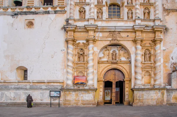 Ciudad de guatemala, guatemala, 25. april 2018: aussenansicht des alten gebäudes der san francisco kirche in der stadt antigua an einem herrlichen sonnigen tag — Stockfoto
