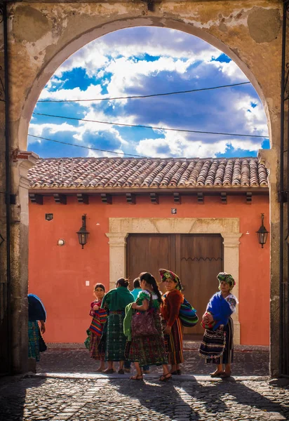 Mulher sênior em vestido étnico tradicional latino-americano. Fundo de viagem para Guatemala . — Fotografia de Stock