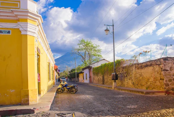 Ciudad de Guatemala, Guatemala, 25 aprile 2018: Vista esterna della prospettiva angolare di una casa coloniale giallo brillante con finestre sbarrate nella città di Antigua — Foto Stock