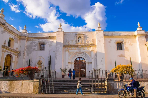 Ciudad de Guatemala, Guatemala, April 25, 2018: utomhus Visa människor i procession åskådare gå förbi koloniala byggnader bakgrund av Agua vulkan i Unescos Wolrd världsarv — Stockfoto