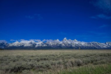 Grand Tetons aralığı ve Grand Teton Milli Parkı, Wyoming, Amerika Birleşik Devletleri ABD içinde bulunan tepeler güzel manzara .