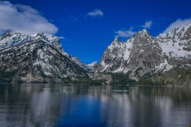 Güzel manzaralı kar dağ, su üzerinde yansıtan grand Tetons şapkalı.