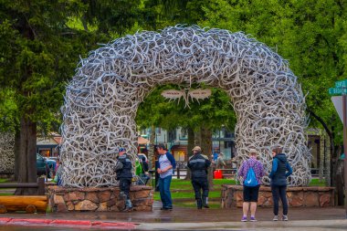 Arches Jackson Hole, ABD - 23 Mayıs 2018: büyük elk boynuz eğrisi üzerinde Jackson Hole, Wyomings kareler, geyik boynuzu var erken 1960 yılından bu yana olmuştur ve yeni kemer bunların yerine monte edilir
