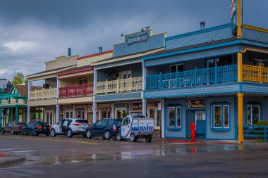 Jackson Hole, Wyoming, Amerika Birleşik Devletleri - 23 Mayıs 2018: Açık görüş-in turist yürüyüş ana şehir Jackson Hole, Wyoming sokak üzerinde. Edward Jackson kunduz bölgede kapana sonra adlandırılmıştır