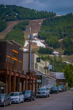 Jackson Hole, ABD - 23 Mayıs 2018: açık Kayak görünümünü Jackson Hole dağ muhteşem evler binaların içinde yolun bir tarafa park edilmiş arabalar ile yamaçlarında