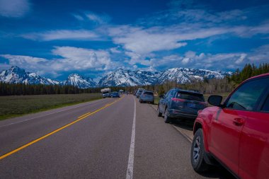 Grand Teton Milli Parkı, Wyoming yolunda Yellowstone Milli Parkı'nın bir tarafındaki park etmiş arabaların açık görünüm