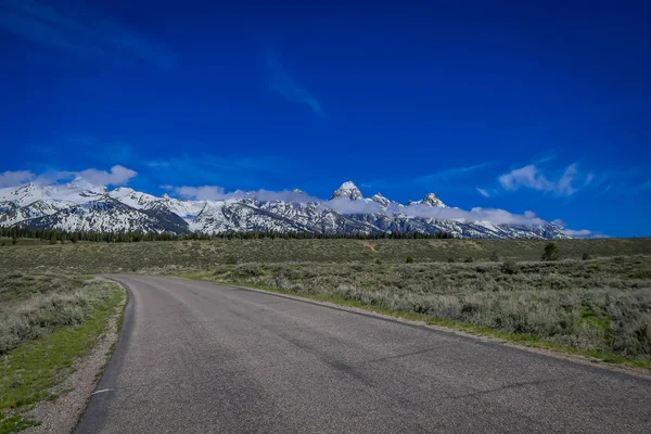 Bellissimo paesaggio di autostrada che conduce al Tetons, Grand Teton National Park, Wyoming — Foto Stock