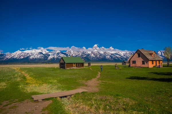 Alte mormonenscheune in grand teton berge mit niedrigen wolken. Grand Tetton Nationalpark, Wyoming — Stockfoto