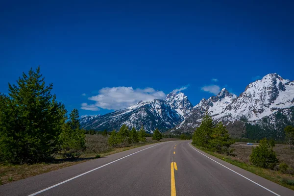 Hermoso paisaje de carretera que conduce a los Tetones, Parque Nacional Grand Teton, Wyoming — Foto de Stock