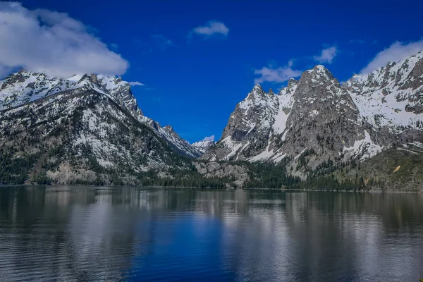 Schöne Landschaft Blick auf schneebedeckten Berg, Grand Tetons reflektieren auf dem Wasser — Stockfoto