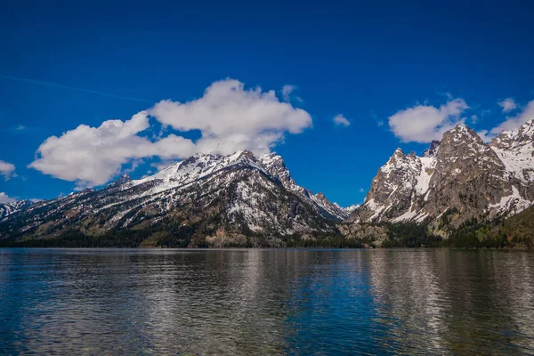 Grand Teton Nationalpark, Wyoming, Spiegelung der Berge am Jackson Lake in der Nähe von Yellowstone — Stockfoto