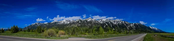 Schöner Panoramablick auf Grand Tetons Berge teilweise mit Schnee bedeckt am Horizont bei herrlichem blauen Himmel — Stockfoto