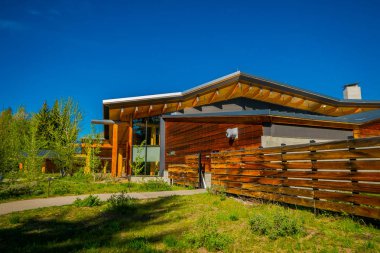 Jackson Hole, Wyoming ABD - 23 Mayıs 2018: açık ahşap bina craig Thomas keşif ziyaretçi merkezi, görünümüdür açık erken Mart Kasım başlangıcına kadar