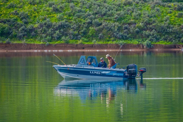 Idaho, Estados Unidos, 23 de mayo de 2018: Vista al aire libre del hombre no identificado en un barco para un día de pesca en medio del lago en un hermoso día soleado —  Fotos de Stock