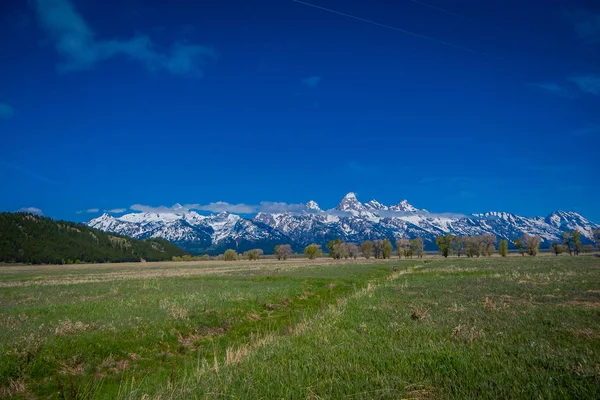 Gyönyörű táj csúcsok és a Grand Tetons tartományban helyezkedik el, belsejében a Grand Teton nemzeti parkban, Wyoming, Amerikai Egyesült Államok-Usa — Stock Fotó