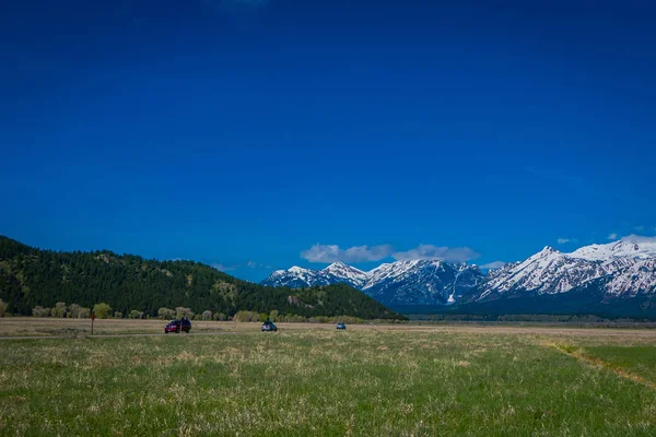 Gyönyörű táj, a Grand Tetons tartományban található a Grand Teton nemzeti parkban, Wyoming, a ház hegyi a horizont a hóval borított csúcsai — Stock Fotó