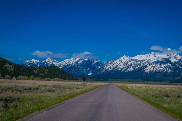 Gyönyörű táj, a Tetons, a Grand Teton nemzeti parkban, Wyoming vezető autópálya — Stock Fotó