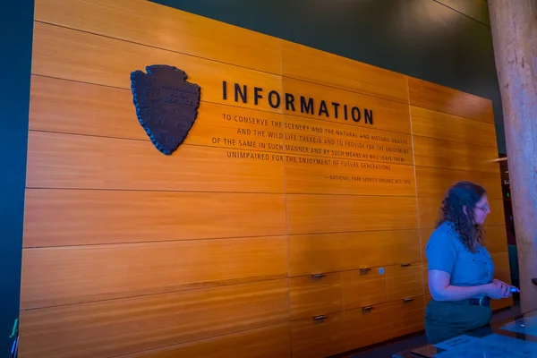 Jackson Hole Wyoming Usa May 2018 Unidentified Woman Information Desk — Stock Photo, Image