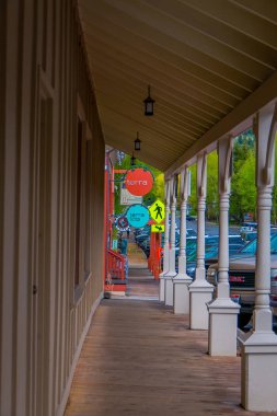 Jackson Hole, Wyoming, Amerika Birleşik Devletleri - 23 Mayıs 2018: Legendary milyon doları Kovboy barı Jackson Hole merkezi içinde açık görünümü