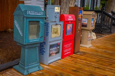 Jackson Hole, ABD - 23 Mayıs 2018: metalllic ve kapsayıcı olarak Jackson Hole bir bina içinde bir ahşap zemin üzerinde kullanılan plastik yapıları içinde gazetesinin kapat