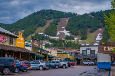 Jackson Hole, ABD - 23 Mayıs 2018: açık Kayak görünümünü Jackson Hole dağ muhteşem evler binaların içinde yolun bir tarafa park edilmiş arabalar ile yamaçlarında