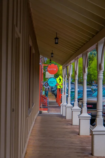 Jackson Hole, Wyoming, Amerika Birleşik Devletleri - 23 Mayıs 2018: Legendary milyon doları Kovboy barı Jackson Hole merkezi içinde açık görünümü