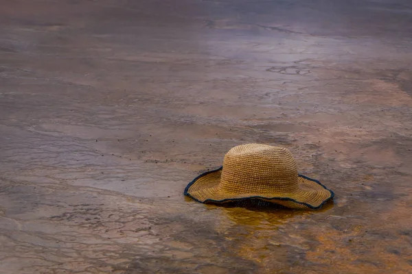Zbliżenie na kapelusz kobiece w Grand Prismatic Spring, Midway Gejzer Basin, Park Narodowy Yellowstone — Zdjęcie stockowe
