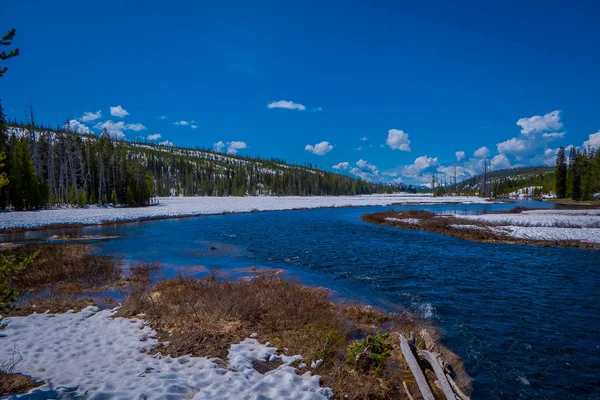 Vista al aire libre del río congelado parcial en el Parque Nacional de Yellowstone con cielo azul — Foto de Stock