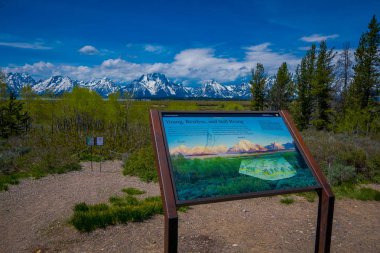 Yellowstone, Montana, ABD 24 Mayıs 2018: Teton aralığının bilgilendirici işareti ve Grand Teton Milli Parkı, Wyoming Vadisi Dağları manzara kapat
