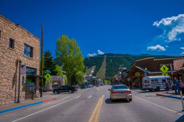 Livingston, Montana, Amerika Birleşik Devletleri - 24 Mayıs 2018: Livingston Yellowstone Milli Parkı yakınındaki tarihi merkezinde. Yaz zamanında bile işte kar şehrin arkasındaki tepede