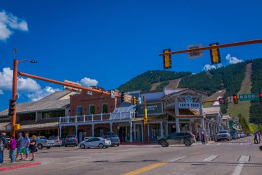 Livingston, Montana, Amerika Birleşik Devletleri - 24 Mayıs 2018: Livingston Yellowstone Milli Parkı yakınındaki tarihi merkezinde. Yaz zamanında bile işte kar şehrin arkasındaki tepede