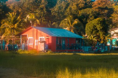 Bocas del Toro aynı ada Karayipler Batı Eyaleti başkenti olan ada Bastimento bitki örtüsü ile çevreleyen tahta evler