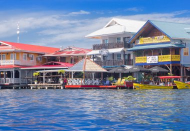 Bocas, Panama - 20 Nisan 2018: Karayipler Batı aynı adı taşıyan Eyaleti'nin başkentidir Bocas del Toro kolonda Adası kıyısında evler
