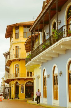 Panama City, Panama - 20 Nisan 2018: Güzel İspanyol sömürge ev ile ferforje ve tesisleri, kasko Viejo şehirde bulunan bir gorgeos bulutlu gün boyunca