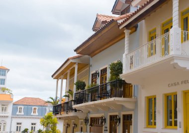 Panama City, Panama - 20 Nisan 2018: Güzel İspanyol sömürge ev ile ferforje ve tesisleri, kasko Viejo şehirde bulunan bir gorgeos bulutlu gün boyunca