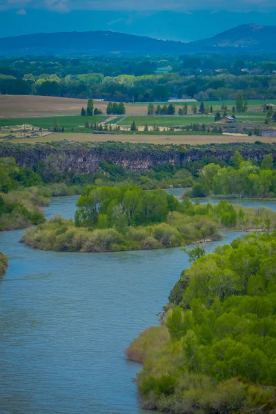 Kaunis Snake-joen maisema kiemurtelee Idahon aavikolla. Snake River tarjoaa maailmanluokan kalastus, metsästys, ja virkistys — kuvapankkivalokuva