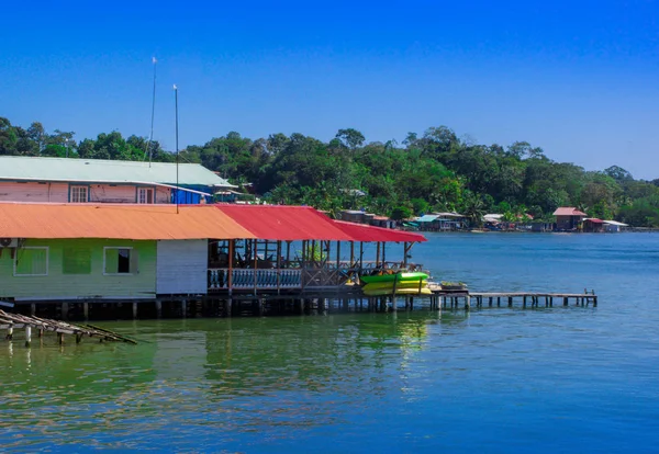 BOCAS, PANAMÁ - 20 DE ABRIL DE 2018: Barco cerca de una casa en la orilla de la isla Bastimento en Bocas del Toro que es la capital de la provincia del mismo nombre en el Caribe Occidental —  Fotos de Stock