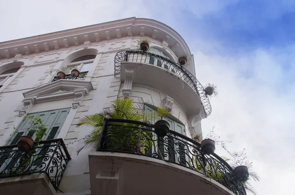 Vista abajo de hermosa casa colonial española con hierro forjado y plantas, Casco Viejo — Foto de Stock