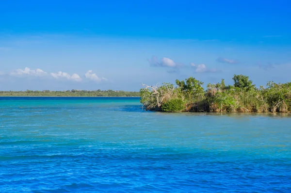 Laguna de laguną Bacalar w Mayan Meksyk w Quintana roo, jezioro siedmiu kolorów — Zdjęcie stockowe