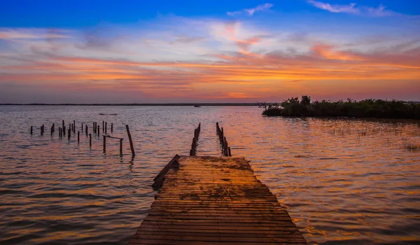 Außenansicht des hölzernen Pier und bacalar Lagune Gewährleistung eines herrlichen Sonnenuntergangs Blick in Maya-Mexiko bei Quintana Roo, sieben Farben See — Stockfoto
