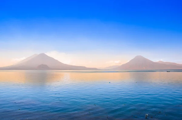 美丽的日落在阿特蒂兰湖湖附近的圣佩德罗火山在危地马拉 — 图库照片