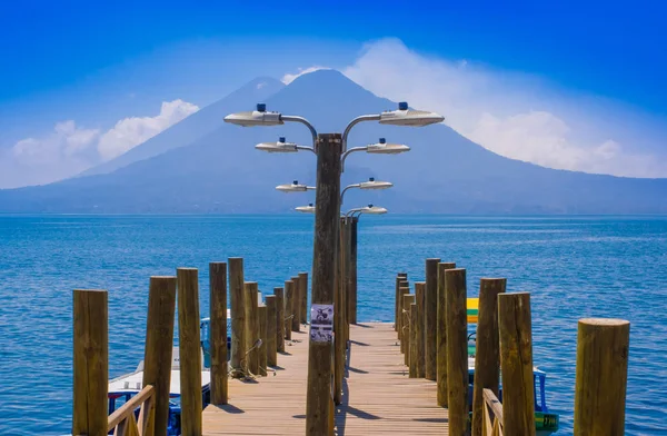 Táj a Atitlan tó a mólón közelében Panajachel halászok által használt — Stock Fotó