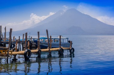 Panajachel, Guatemala-Nisan, 25, 2018: iskeleler içinde uzak köy San Pedro, güzel bir gün sırasında arka planda göl Atitlan, tekneler